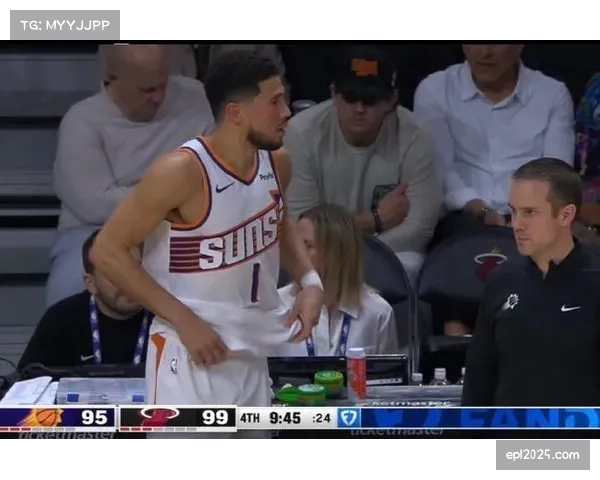 特写：德文·布克在更衣室反复观看自己被包夹的片段，研究出球选择